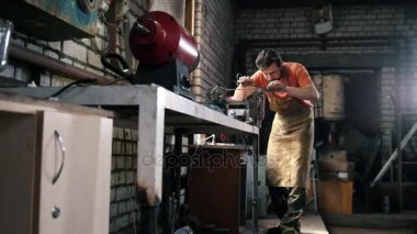Demirci, metal ürünü taşlama yapar