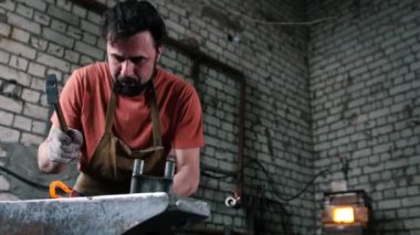 Smith şekli bir çekiç ile kızgın bir nesne için verir