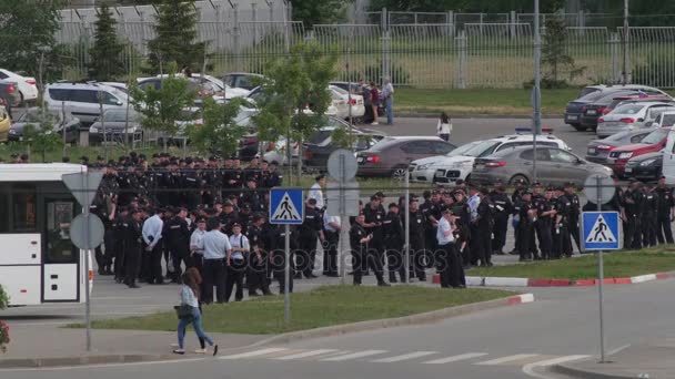 Kazan, Rusko - 12. června 2017 - ruský policejní oddíl v centru města — Stock video