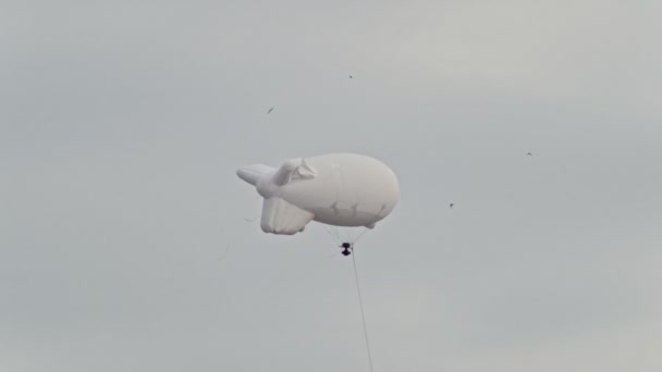 Воздушный шар для наблюдения летает над городом — стоковое видео