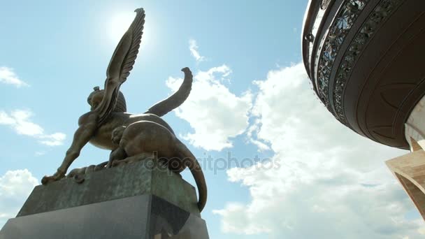 KAZAN, RÚSSIA - 12 de junho de 2017: Bares monumentos, Centro Familiar, Artista - Dashi Namdakov, slider shot over sun — Vídeo de Stock