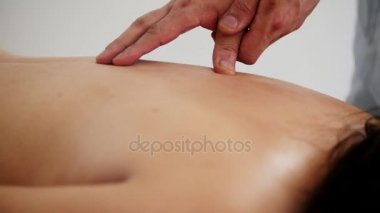 Doktor bir womans Tibet tıp kabine içinde masajlar