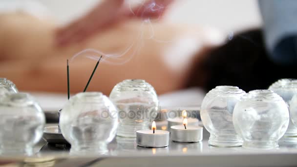 Tasses en verre médical dans la salle de massage sur le fond de la physiothérapie — Video