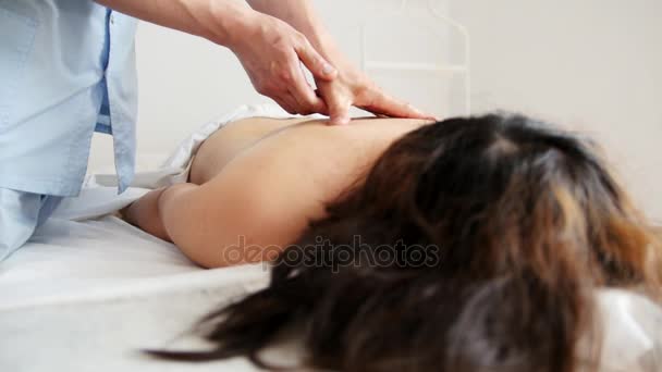 Девушка за столом физиотерапии во время массажа — стоковое видео