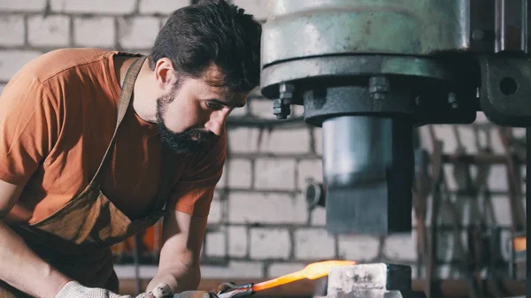 Madde ile demirci çalışır ateşten kaldırılır