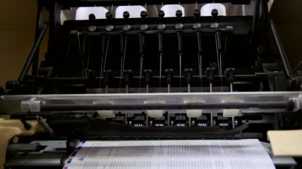 Работа печатного станка в типографии, закрыть — стоковое видео