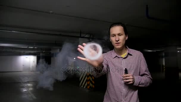 En vaper utför ett steam trick — Stockvideo