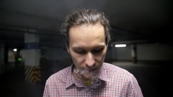 En ung vaper utför ett steam trick — Stockvideo