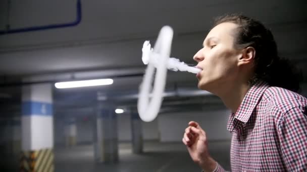 Mladá vaper provádí úžasnej trik s páry — Stock video