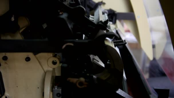 Макрозйомка механізму друкарських машин у друкарні, крупним планом — стокове відео