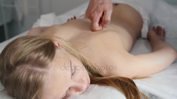 Spa. Ręce masażysty zbliżenie — Wideo stockowe