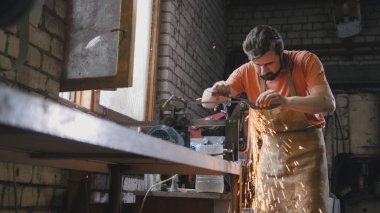 Araçlarla parıldıyor - metal taşlama Atölyesi kurma