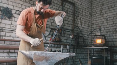 Demirci yangın metal detayı çeker