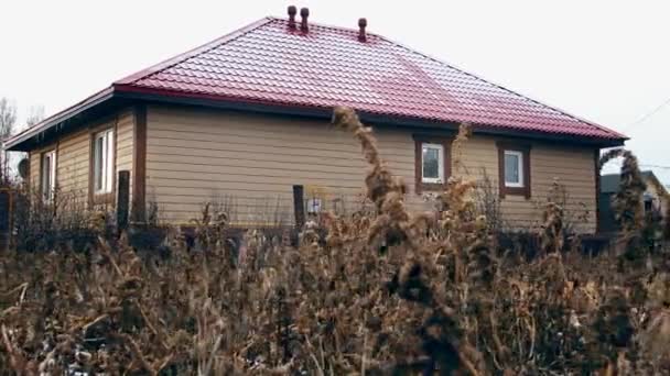 Platteland cottage - technologie frame konstruktie, gevelbekleding. Koude herfst — Stockvideo