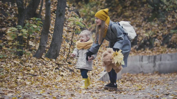 Matka a její dcera mezi podzimní park — Stock fotografie