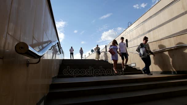 Rusland, Kazan, 12 juni 2017. Mensen op metrostation Kremlin — Stockvideo