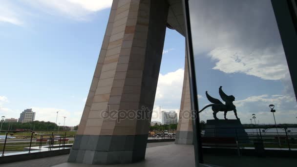 KAZAN, RUSIA - 12 de junio de 2017: reflejo del monumento a las Barras, Centro Familiar, Artista - Dashi Namdakov, slider shot — Vídeos de Stock