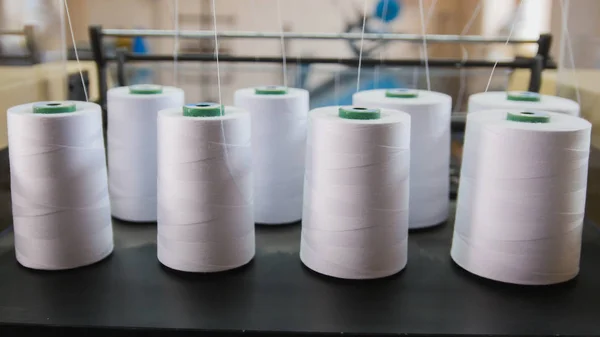 Fios de papel para impressão numa máquina — Fotografia de Stock
