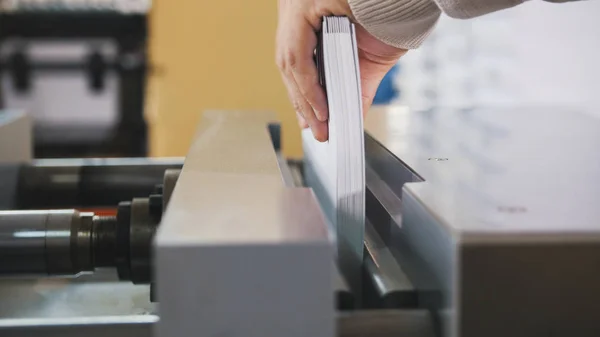 Processo poligrafico in una stamperia moderna - lavoro di stampa — Foto Stock