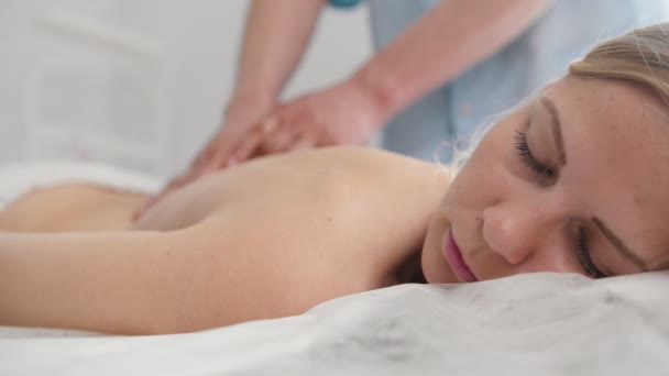 A menina recebe uma massagem. Medicina tibetana — Vídeo de Stock