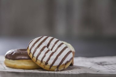 Masanın üzerine tatlı taze çörek