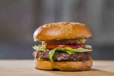 Masada büyük bir lezzetli burger