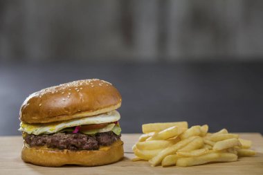 Taze iştah açıcı Burger patates ile