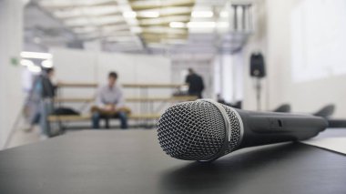 Dinamik Vokal mikrofon Konferansı'nda, yakın çekim