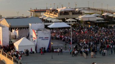 Kazan, Rusya Federasyonu - 12 Haziran 2017: kalabalık yakınındaki sahne - Rusya kutlama günü