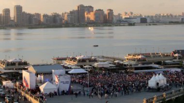 Kazan, Rusya Federasyonu - 12 Haziran 2017: Kremlin mesire - sahne yakınındaki seyirci kalabalık - kutlama günü Rusya'nın panoramik çekim