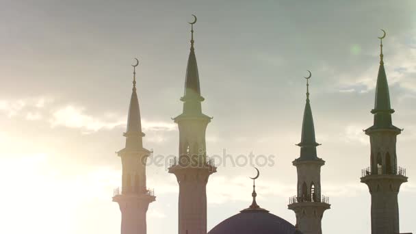 Mezquita - minarete - silueta al atardecer — Vídeo de stock