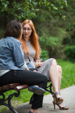 İki kız arkadaşım bir bankta oturup