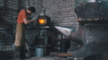 Forge fırın yakınındaki demirci