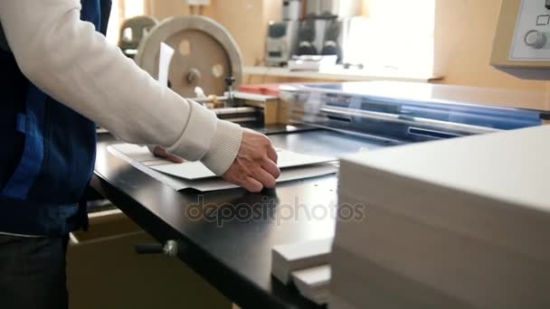 Negocio de la prensa - trabajador trabaja en la máquina del polígrafo, industria de impresión — Vídeos de Stock