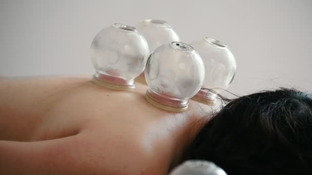 Spa. In de massage bank Maak een vacuüm tegen de achtergrond van een meisje - close-up — Stockvideo