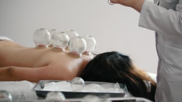 Spa. In the massage bank create a vacuum against the background of a girl — Stock Video