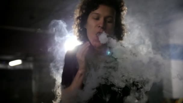 年轻的云顶执行与蒸汽的神奇把戏 — 图库视频影像