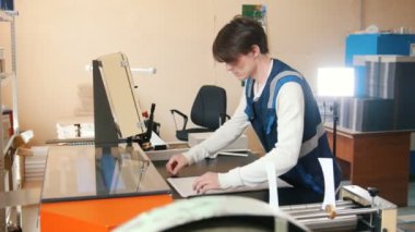 Yalan makinesi sanayi baskı işçi çalışıyor