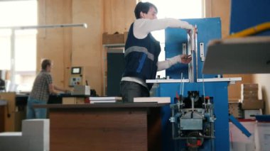 Yazdırma üretim operatör baskıda devreye girer