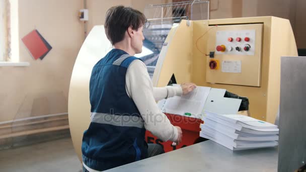 Proceso de impresión: alimentación de hojas de papel, industria poligráfica, primer plano — Vídeos de Stock