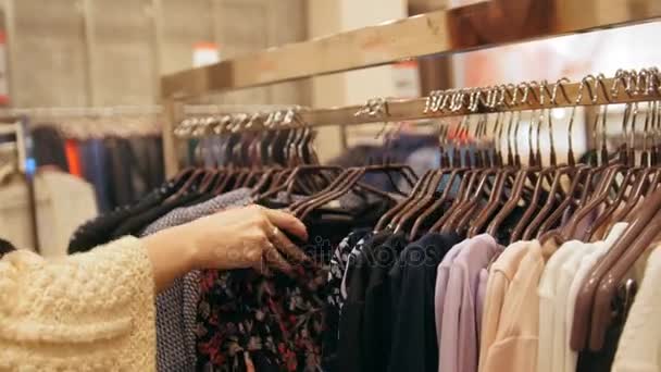 Жіночий магазин одягу - сукні на вішалках — стокове відео