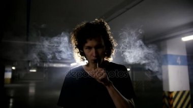 Vaper kamera merceği içine Buhar bulutu serbest bırakır.