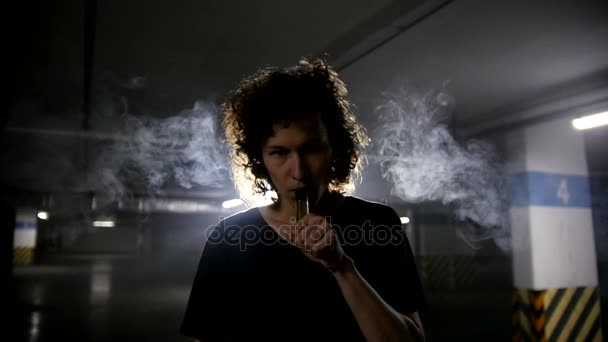 Vaper libera uma nuvem de vapor na lente da câmera — Vídeo de Stock