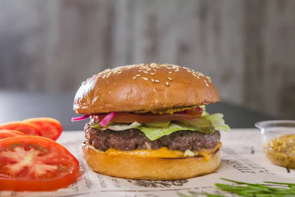 Een verse, smakelijke hamburger met gesneden tomaat en groene mosterd — Stockfoto