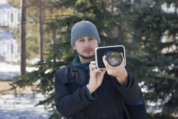 Killen med kameran i skogen vinter — Stockfoto