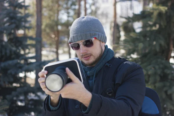 Kameramanların kış orman kamera ile — Stok fotoğraf