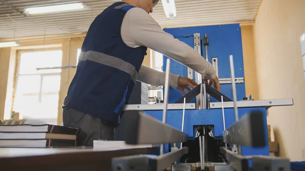 Dipendente di un'azienda di stampa al lavoro — Foto Stock