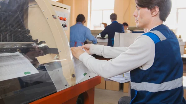 Dipendenti della produzione di stampa sul posto di lavoro — Foto Stock