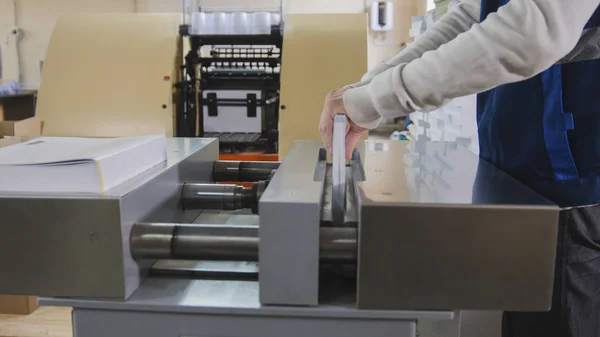 Trabalho do operador de uma prensa na máquina-ferramenta — Fotografia de Stock