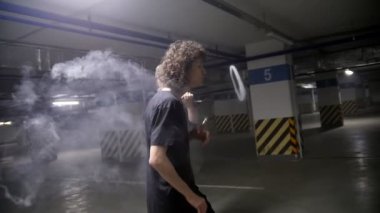 Kıvırcık adam bir yüzük onun ağzından duman dışarı izin